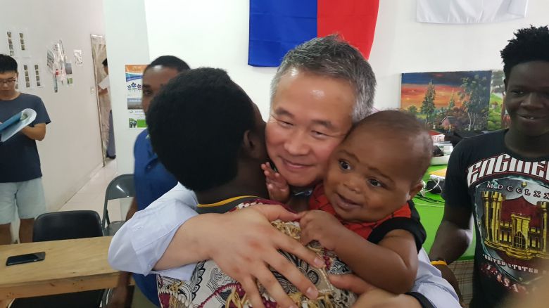 이상호 회장이 과거 중남미 아이티를 방문해 구호물품과 재정을 지원하는 등 자비량으로 해외봉사활동을 통해 소외 이웃에 온정을 베풀었다.