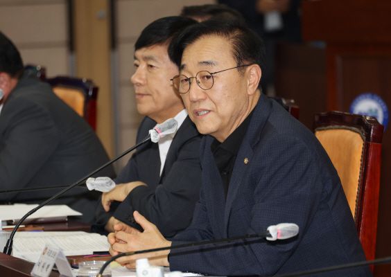 국토교통부 장관 후보자로 지명된 더불어민주당 김윤덕 의원(전주갑)이 11일 전북도청에서 열린 '전북 국회의원·도·시군 예산정책협의회'에 참석해 발언하고 있다./사진=연합