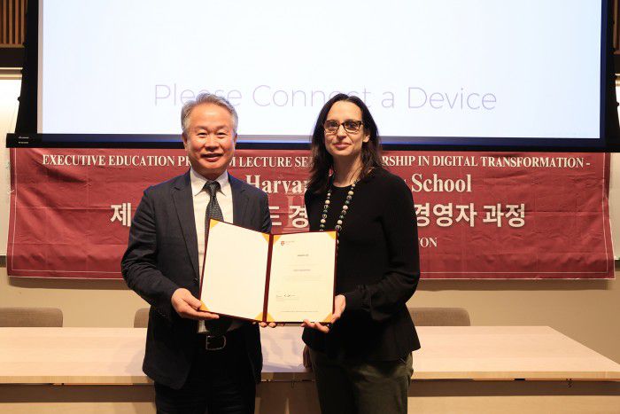 이상호 회장(왼쪽)이 ‘제3기 INI 하버드 경영대 최고경영자과정’을 수료해 지난 6월 미국 하버드대학교에서 수료식을 했다. 하버드대학교 담당 교수와 기념촬영을 하고 있다. / 사진=이상호 회장