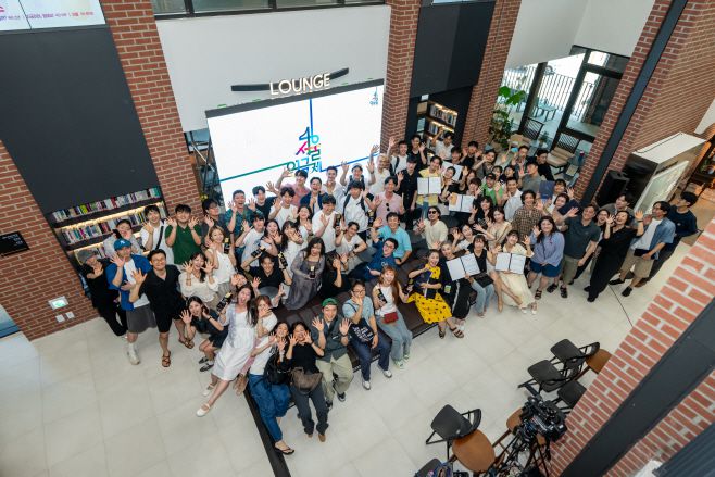 제46회 서울연극제 폐막식 현장. 공식선정작, 자유경연 부문 참여 팀들과 연극제 관계자들이 한자리에 모여 61일간의 여정을 함께 마무리했다. 서울연극창작센터 라운지에서. / 사진 서울연극제