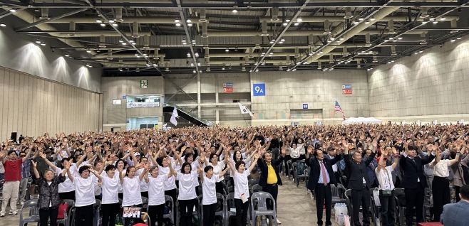 12일 오후 1시 경기 고양시 일산 킨텍스 9A홀에서 열린 자유와혁신당 창당대회에 참석한 당원들이 환호하고 있는 모습이다. /이체리 기자