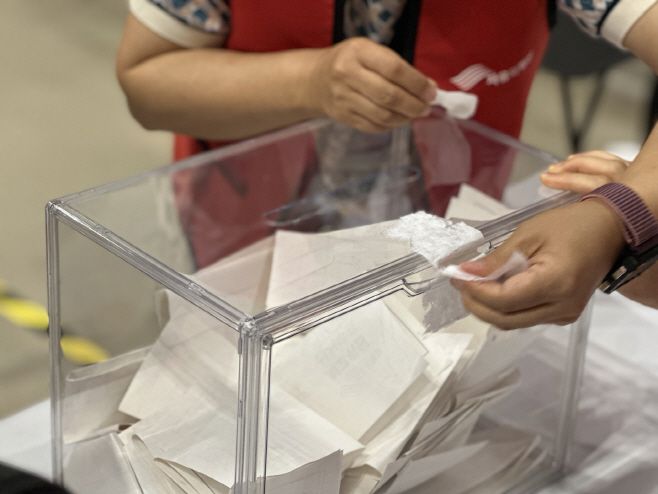 12일 오후 1시 경기 고양시 일산 킨텍스 9A홀에서 열린 자유와혁신당 창당대회에서 진행된 당일 개표·당일 수개표 선거 현장에서 사용된 선거함의 모습이다. 황교안 전 국무총리가 그동안 제안한 '잔류 파쇄형 봉인지'를 사용해 개표를 진행했다. /이체리 기자