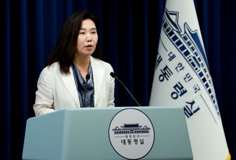 강유정 대통령실 대변인이 13일 서울 용산 대통령실 청사에서 이재명 대통령의 차관급 추가 인선을 발표하고 있다./연합