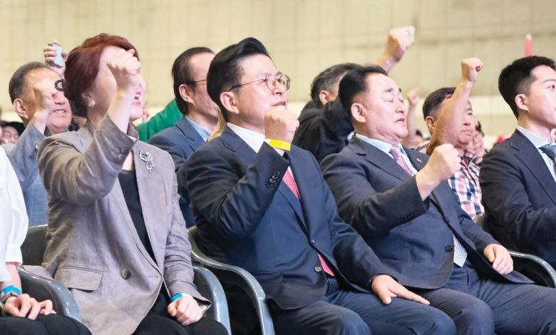 황교안 전 국무총리(왼쪽 두 번째)가 지난 12일 오후 경기 고양시 일산 킨텍스 9A 홀에서 열린 자유와혁신당 창당대회에서 사회자의 구호에 맞춰 주먹을 불끈 쥐고 있다.  /사진=이체리 기자