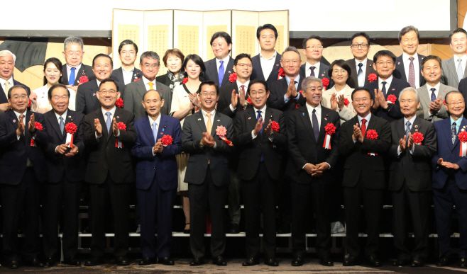 6월 19일 일본 도쿄(東京) 뉴오타니호텔에서 열린 주일 한국대사관 주최 한·일 국교 정상화 60주년 기념 리셉션에서 스가 요시히데(菅義偉) 전 일본 총리(왼쪽에서 네번째)·박철희 주일 한국대사·기시다 후미오(岸田文雄) 전 일본 총리·이와야 다케시(岩屋毅) 일본 외무상 등 참석자들이 기념사진을 찍고 있다./연합