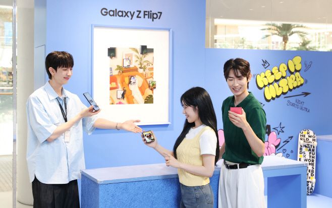 '갤럭시 스튜디오'에서 방문객들이 '갤럭시 Z 플립7'의 커버 디스플레이를 체험하는 모습./삼성전자