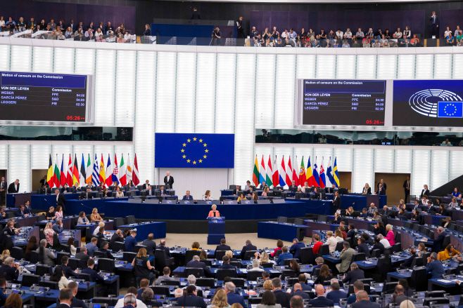 우르줄라 폰데어라이엔 유럽연합(EU) 집행위원장이 7일(현지시간) 프랑스 스트라스부르의 유럽의회에서 열린 본회의에서 연설하고 있다./AFP·연합