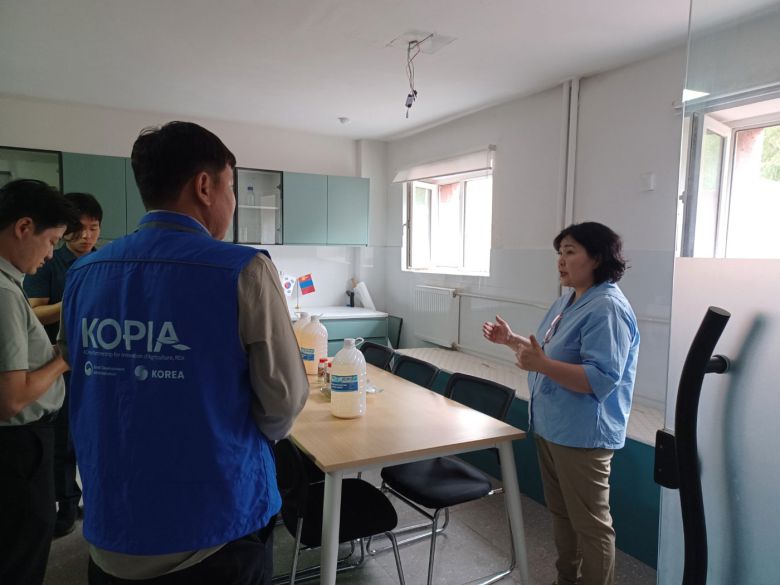 신후 쭉드르 몽골생명과학대 교수(오른쪽)가 지난달 30일 코피아 몽골센터 발효 사료 및 생산 연구센터를 방문한 한국 동물의약품 업계 관계자들에게 연구 결과 등에 대해 설명하고 있다.