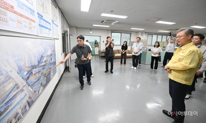 장인홍 구로구청장이 지난 11일 서울 구로구 개봉1 빗물펌프장을 찾아 직원들을 격려하고 함께 안전점검을 하고 있다. /정재훈 기자