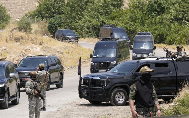 이라크 술레이마니야 쿠르드족 행정부 병력이 11일(현지시간) 이 지역에서 진행된 쿠르드노동자당(PKK)의 무장 투쟁 종료 행사장에서 경계 임무를 수행하고 있다./AP·연합