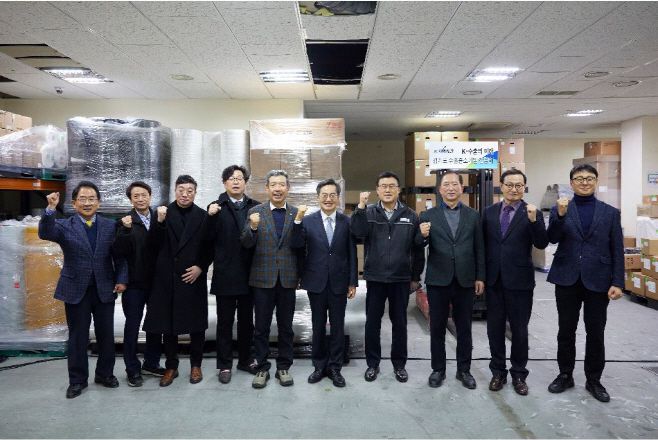 지난 2월 김동연 (오른쪽 다섯번째) 지사가 주재한 수출중소기업 현장간담회에서 김 지사와 함께 참석자들이 기념촬영을 하고 있다./경기도