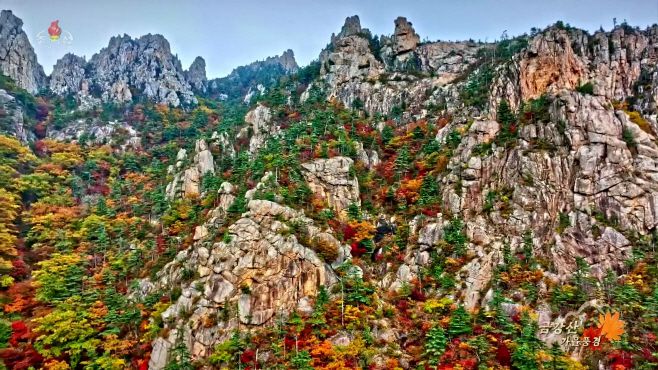 북한 조선중앙TV가 2023년 10월 24일 방영한 드론을 이용해 촬영한 붉게 물든 금강산의 가을풍경. / 연합뉴스