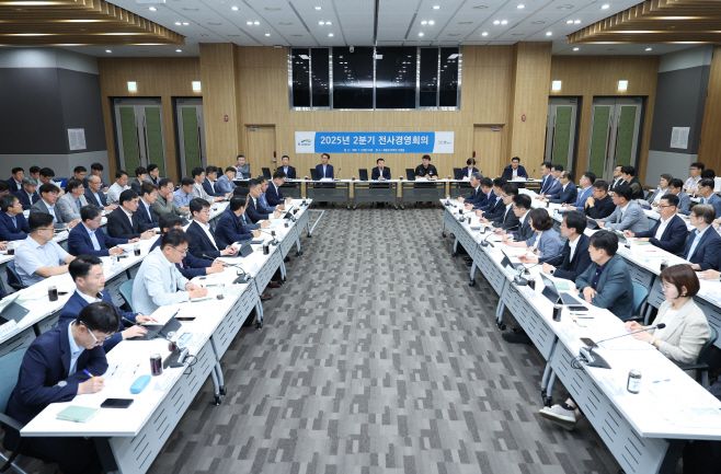 14일 대전 본사 세종관 50주년기념홀에서 전사경영회의가 열린 가운데, 윤석대 한국수자원공사 사장(사진 가운데)이 회의를 주재하고 있다. 이날 한국수자원공사는 전사경영회의를 개최하고, 물관리 전 분야 AI 전환과 수자원 기반 재생에너지 확대에 속도를 높이기로 했다./한국수자원공사