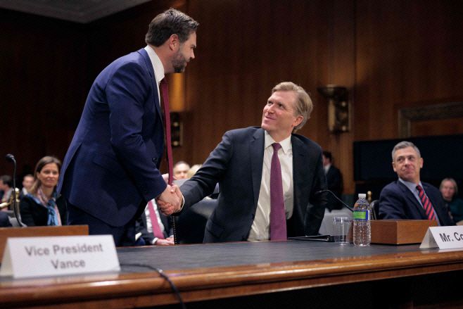 J.D. 밴스 미국 대통령(왼쪽)이 3월 4일(현지시간) 워싱턴 D.C. 연방의회 의사당에서 진행된 상원 군사위원회 인준 청문회에 출석한 엘브리지 콜비 국방부 정책차관 후보자와 악수를 나누고 있다. 밴스 부통령과 콜비 차관은 예일대 로스쿨 동문이다./AFP·연합뉴스