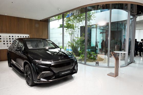 마이바흐 브랜드 센터 서울에 전시된 마이바흐 EQS 680 SUV./박상선 기자