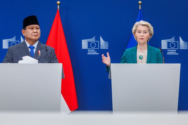 우르줄라 폰데어라이엔 유럽연합(EU) 집행위원장(오른쪽)과 프라보워 수비안토 인도네시아 대통령이 7일(현지시간) 벨기에 브뤼셀 EU 집행위 본부에서 공동 기자회견을 갖고 있다./EPA·연합
