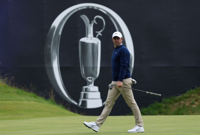 로리 매킬로이가 14일(현지시간) 디 오픈 연습 라운드 도중 필드 위를 걷고 있다. /로이터 연합뉴스