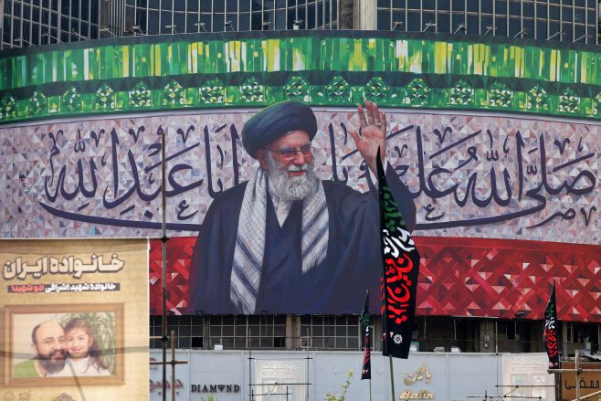 지난 13일(현지시간) 이란 테헤란의 발레아사르 광장 중앙에 이란 최고 지도자 아야톨라 알리 하메네이를 묘사한 광고판이 전시돼 있다. /AFP·연합