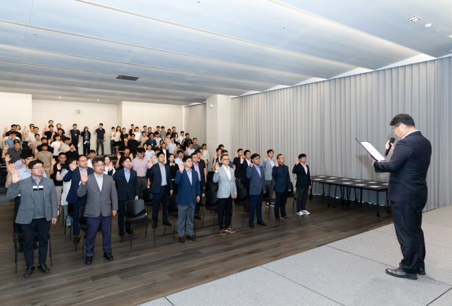 지난 14일 서울 강서구 마곡동 일진전기 이노센터에서 열린 일진전기 공정거래 자율준수 프로그램(CP) 도입 선포식에서 임직원들이 공정거래 자율준수 선서를 하고 있다./일진전기