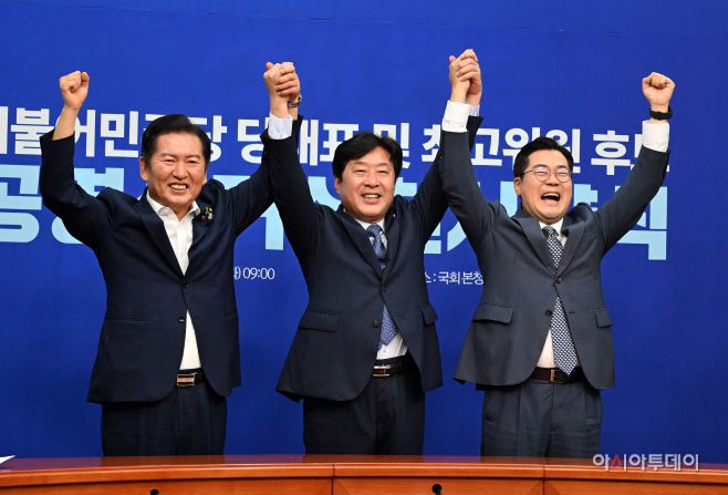 더불어민주당 정청래(맨 왼쪽)·박찬대 당대표 후보, 황명선(가운데) 최고위원 후보가 15일 국회에서 열린 공명선거실천서약식에서 서약서에 서명한 뒤 기념촬영 하고 있다. /송의주 기자
