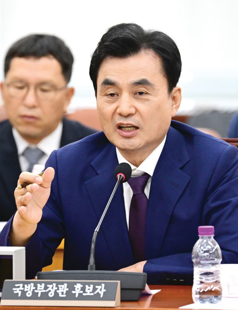 안규백 국방부 장관 후보자가 15일 국회 국방위원회에서 열린 인사청문회에서 의원들의 질의에 답변하고 있다.  /이병화 기자