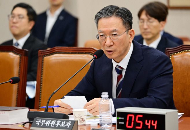 정성호 법무부 장관 후보자가 16일 국회 법제사법위원회에서 열린 인사청문회에 출석해 물을 마시고 있다. /이병화 기자