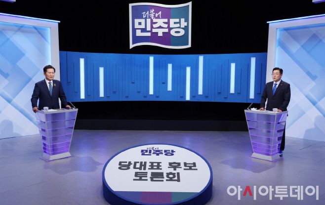 정청래·박찬대 더불어민주당 당대표 후보가 16일 서울 양천구 목동 SBS에서 열린 TV토론회를 준비하고 있다. /국회사진취재단