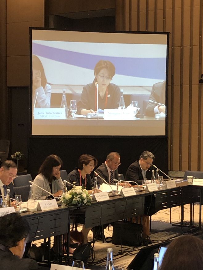 윤성미 APEC 고위관리회의(SOM) 의장이 15일 베트남 하이퐁에서 열린 제3차 APEC 기업인자문위원회(ABAC) 회의에 참석해 발언하고 있다. /외교부