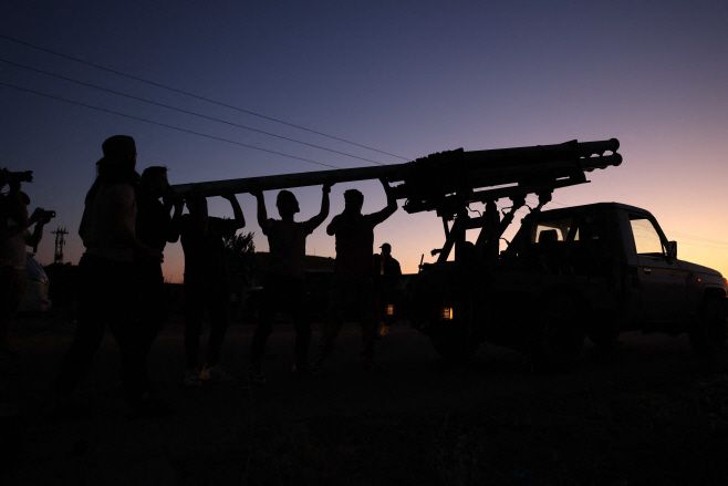 시리아군이 14일(현지시간) 스웨이다 인근에서 로켓 발사기를 장전하고 있다./ AFP 연합