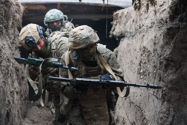 지난달 28일, 러시아 군인들이 함락한 우크라이나 도네츠크 지역에서 전투 훈련에 참가하고 있다. /TASS·연합