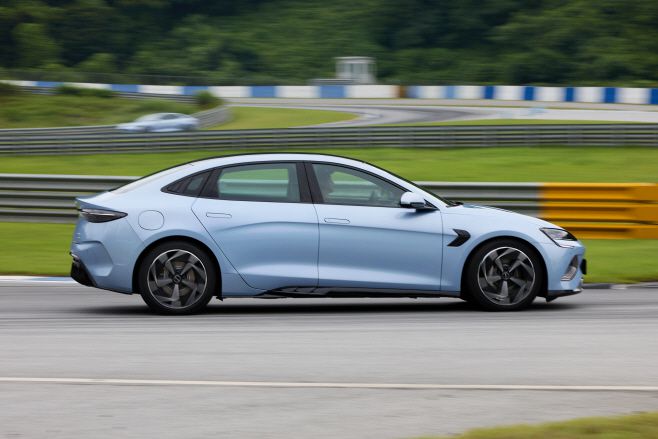 트랙 위를 달리는 BYD '씰'의 모습./BYD코리아