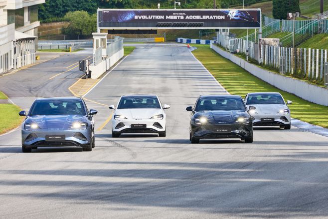 트랙 위의 BYD '씰'의 모습./BYD코리아