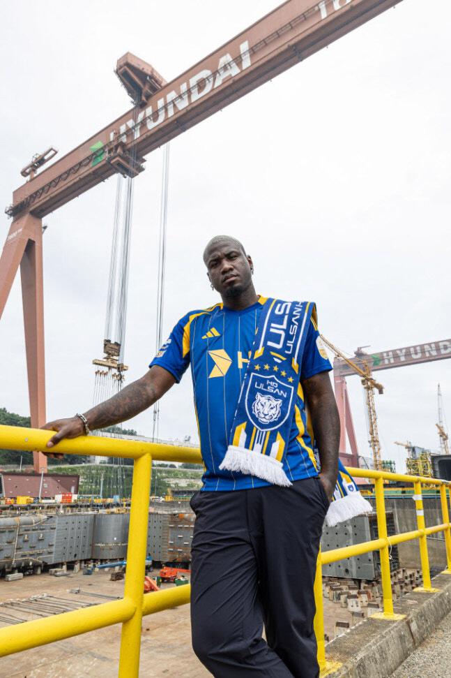 말컹이 HD현대중공업 해양 야드 H-도크 '골리앗 크레인' 앞에서 입단 촬영을 하고 있다. /울산 HD