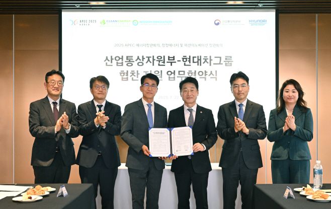 22일 현대 모터스튜디오 고양에서 김동욱 현대차그룹 부사장(왼쪽에서 세번째), 이호현 산업통상자원부 제2차관 (왼쪽에서 네번째), 현대차그룹 및 산업통상자원부 관계자들이 기념 촬영을 하고 있다./현대차그룹