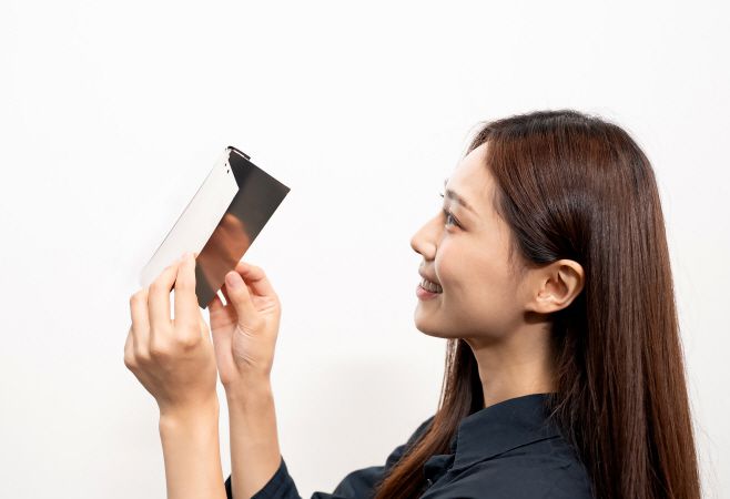 삼성디스플레이의 신제품 폴더블 패널에 탑재된 티타늄 플레이트./삼성디스플레이