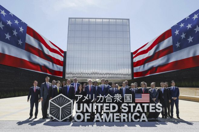 스콧 베선트 미국 재무부 장관과 아카자와 료세이(赤澤亮正) 일본 경제재생상 등이 19일 일본 오사카(大阪) 세계 엑스포에서 미국의 날 행사를 마치고, 미국관 앞에서 기념사진을 찍고 있다./AP·연합