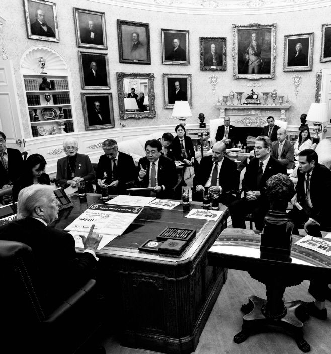 도널드 트럼프 미국 대통령이 22일(현지시간) 백악관 집무실(오벌 오피스)에서 일본의 관세 협상 총괄인 아카자와 료세이(赤澤亮正) 일본 경제재정·재생상(오른쪽 네번째)과 대화하고 있다. 이 자리에 미국 마코 루비오 국무부 장관(오른쪽부터)·스콧 베선트 재무부 장관·하워드 러트닉 상무부 장관, 그리고 야마다 시게오(山田重夫) 주미 일본대사 등이 배석하고 있다./댄 스커비노 백악관 부비서실장 엑스(X·옛 트위터) 캡처