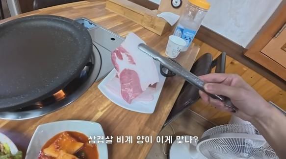 '비계 삼겹살'과 바가지 요금으로 논란이 된 울릉도 여행 영상의 한 장면./유튜브 채널 꾸준 kkujun 캡처