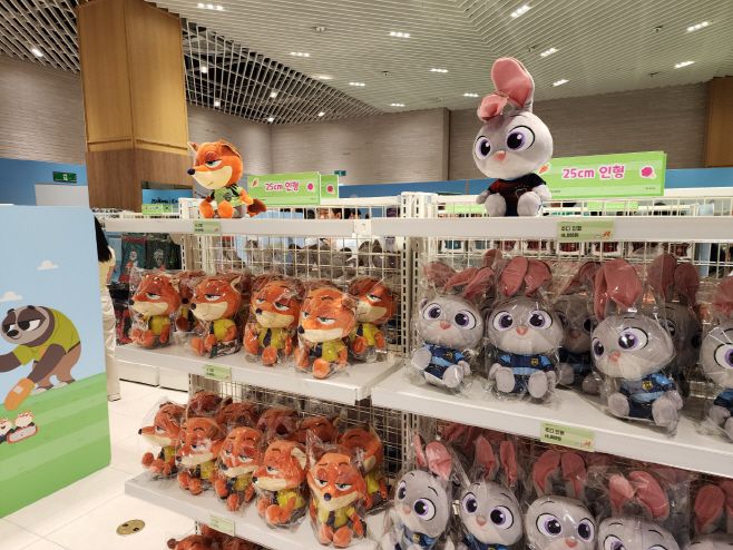 매대에 마련된 닉과 주디 25cm 사이즈 인형./ 차세영 기자