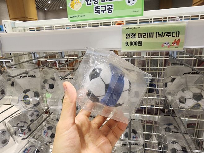 탈부착 가능한 인형 머리띠도 판매 중이다./ 차세영 기자