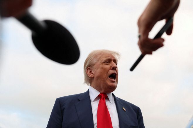 도널드 트럼프 미국 대통령이 25일(현지시간) 스코틀랜드 글래스고 프레스윅 공항에서 도착해 기자들의 질문에 답하고 있다./로이터·연합