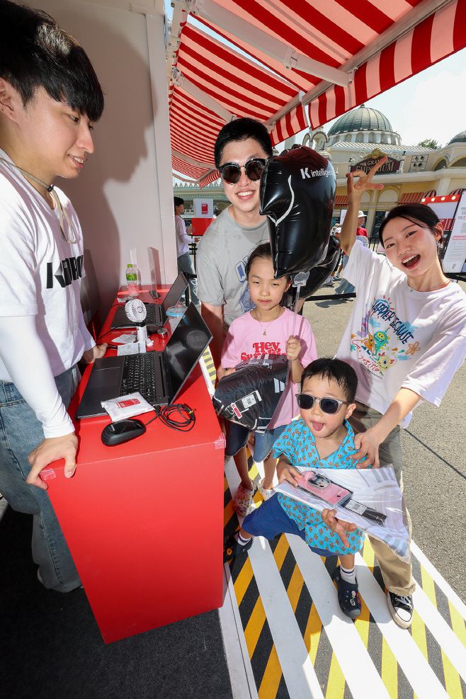 관람객이 'K LUCKY DROP' 이벤트에 참가해 풍선, 키링, 엽서, 한정판 이강인 유니폼 등 다양한 경품을 받고 있다./KT