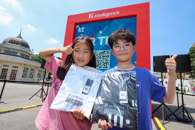 관람객이 'K LUCKY DROP' 이벤트에 참가해 풍선, 키링, 엽서, 한정판 이강인 유니폼 등 다양한 경품을 받고 있다./KT