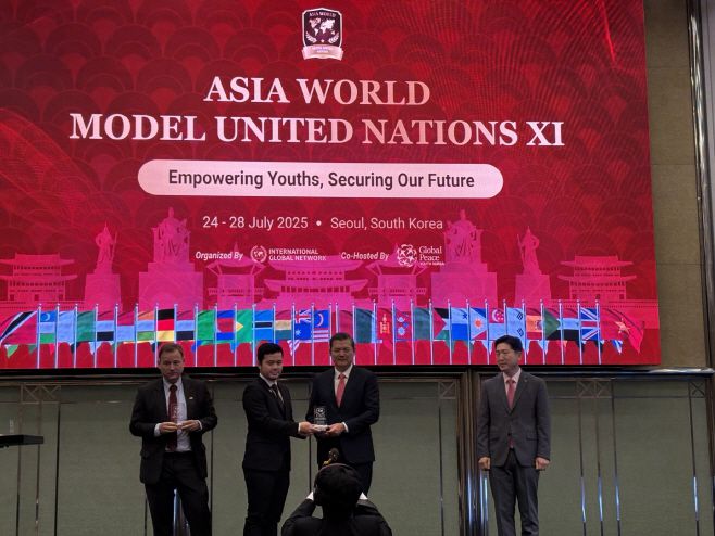 (왼쪽부터) 게오르크 빌프리드 슈미트 주한독일대사, 이정훈 연세대 국제대학원장, 서인택 한국글로벌피스재단 이사장이 25일 'AWMUN 2025' 개회식 무대에 올라 있다. /정채현 기자