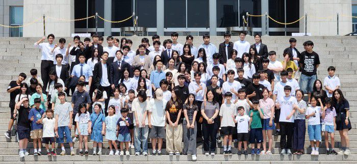 ‘제12회 전국 초·중·고교 학생 및 학교밖 청소년 국회견학, 학교폭력예방 글짓기·토론회·법특강’이 지난 25일 국회의원회관 대회의실에서 열렸다. 학생들이 국회 견학후 기념촬영을 하고 있다. / 사진=학생법률신문