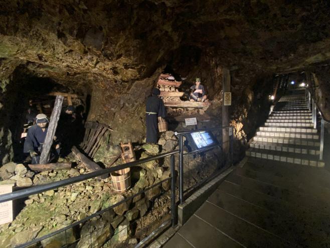 지난해 7월 28일 일본 니가타현 사도광산 내부에 모형이 설치돼 있다. 사도광산 내부는 에도시대 흔적이 남은 '소다유코'와 근현대 유산인 '도유코'로 나뉜다. 사진은 소다유코./연합