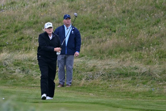 도널드 트럼프 미국 대통령이 27일(현지시간) 영국 스코틀랜드 턴베리의 트럼프 턴베리 골프장에서 골프를 치고 있다./AFP·연합