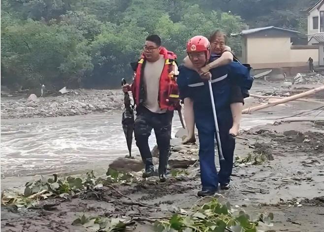 미윈구 한 마을에서 구조대원이 구조 활동을 하고 있는 모습./신징바오.