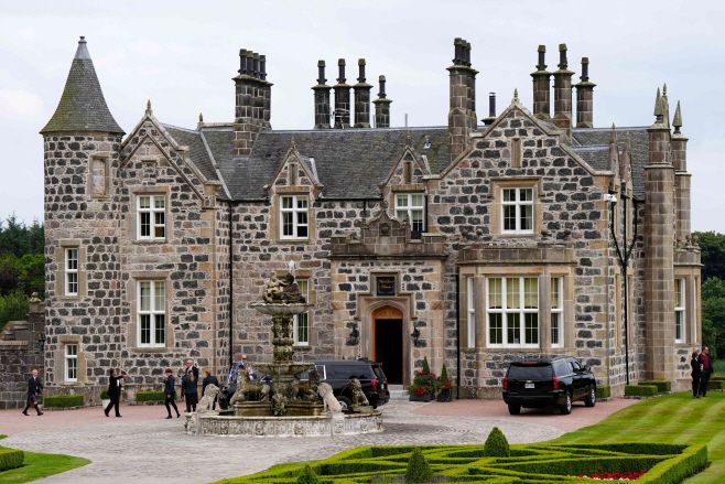 도널드 트럼프 미국 대통령과 키어 스타머 영국 총리가 28일(현지시간) 정상회담을 진행한 영국 스코틀랜드 턴베리의 '트럼프 턴베리' 골프 리조트 내 '트럼프 맥로드 하우스 앤 로지./AFP·연합