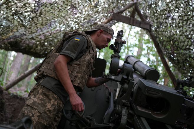 25일(현지시간) 우크라이나 하르키우 지역에서 러시아의 우크라이나 공격이 계속되는 가운데 전투 임무에 배치되기 전 한 우크라이나 군인이 훈련장에서 군사 훈련에 참여하고 있다. /로이터·연합